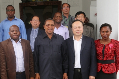 坦桑尼亚总统与鑫海董事长合影留念 坦桑尼亚总统与鑫海董事长合影留念